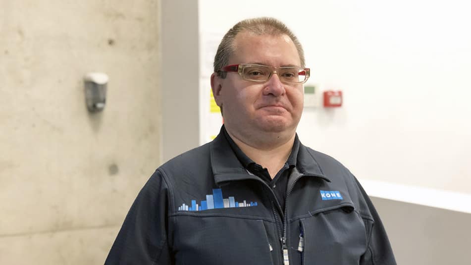 Jesús González ist stolz auf seine Rolle bei der intelligenten vorausschauenden Wartung, die dafür sorgt, dass Kundenstandorte rund um die Uhr sicher und reibungslos funktionieren.