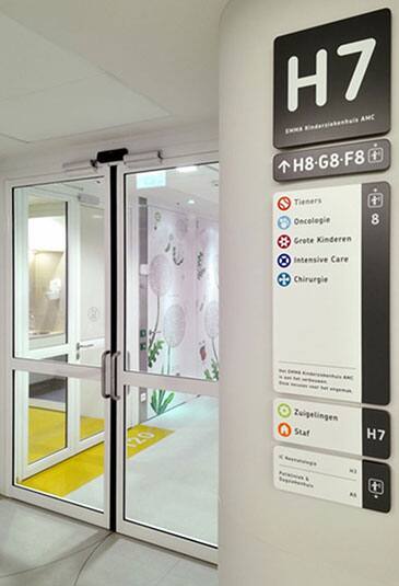 KONE automatische Karuselltüren sind geeignet für eine Vielzahl an Gebäudetypen so wie Bürogebäude, oder medizinische Einrichtungen.