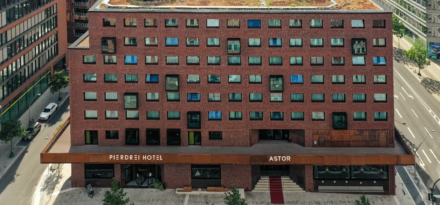 kone-image-monospace-pierdrei-hotel-hamburg-PIERDREI-designhotelfotografie-Außenansicht-1440x670px-02-hero.jpg