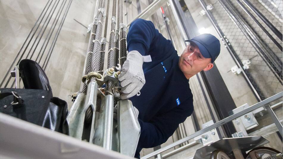 KONE Aufzüge Techniker im Aufzugschacht